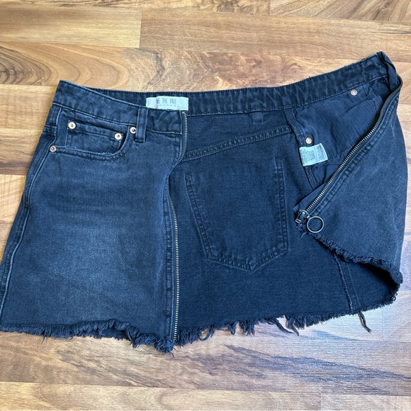We The Free Black Denim Mini Jean Skirt W/ Raw Hem, Size 24 XS (US) Zipper Front - Picture 5 of 6